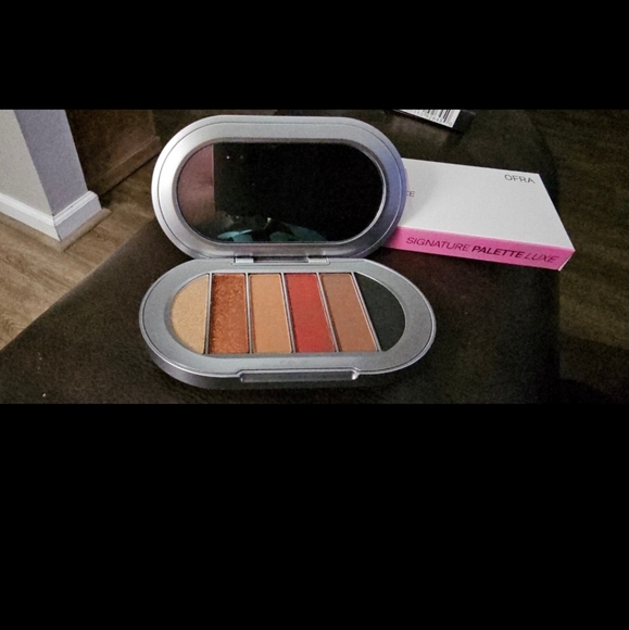 R.E.M. Eyeshadow Palette - Picture 5 of 6